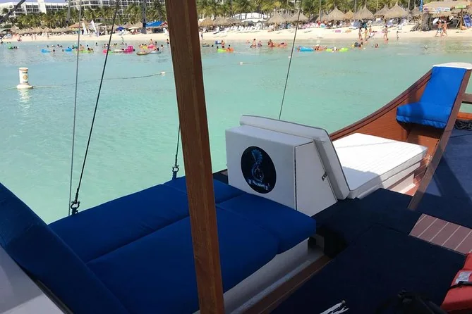 Gepolsterte Lounge-Sitzplätze auf dem Deck eines kleinen Segelboots